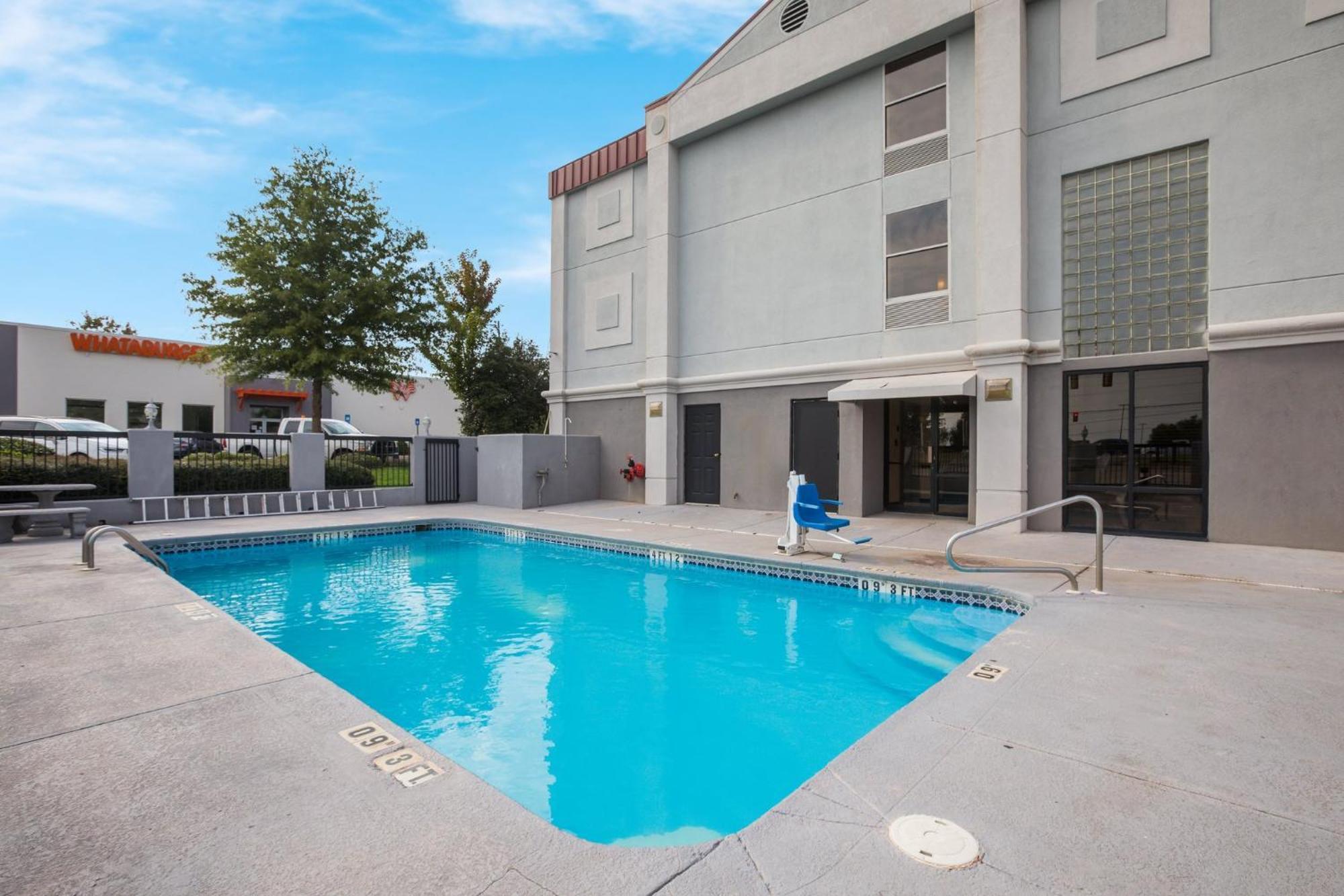 Red Roof Inn & Suites Newnan Extérieur photo